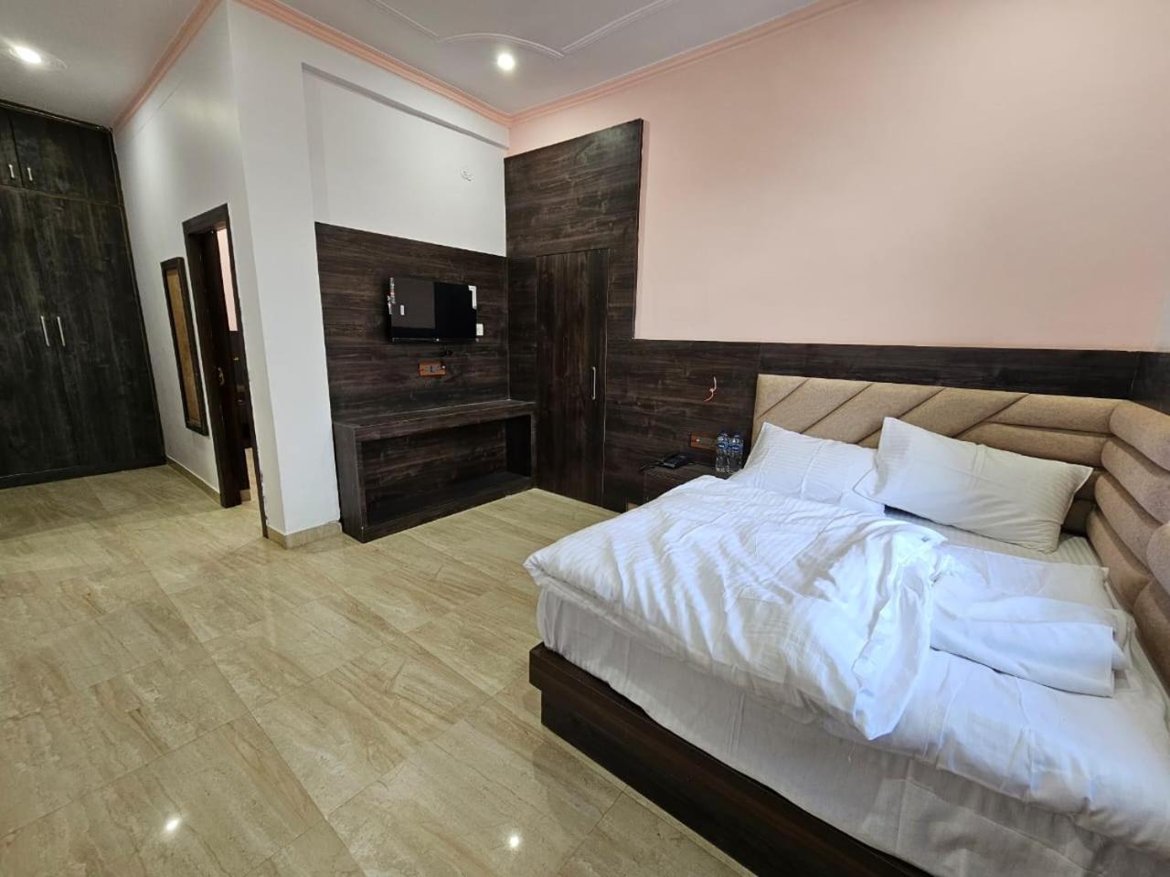Shri Krishna Divine Dham Hotel Mathura Eksteriør billede