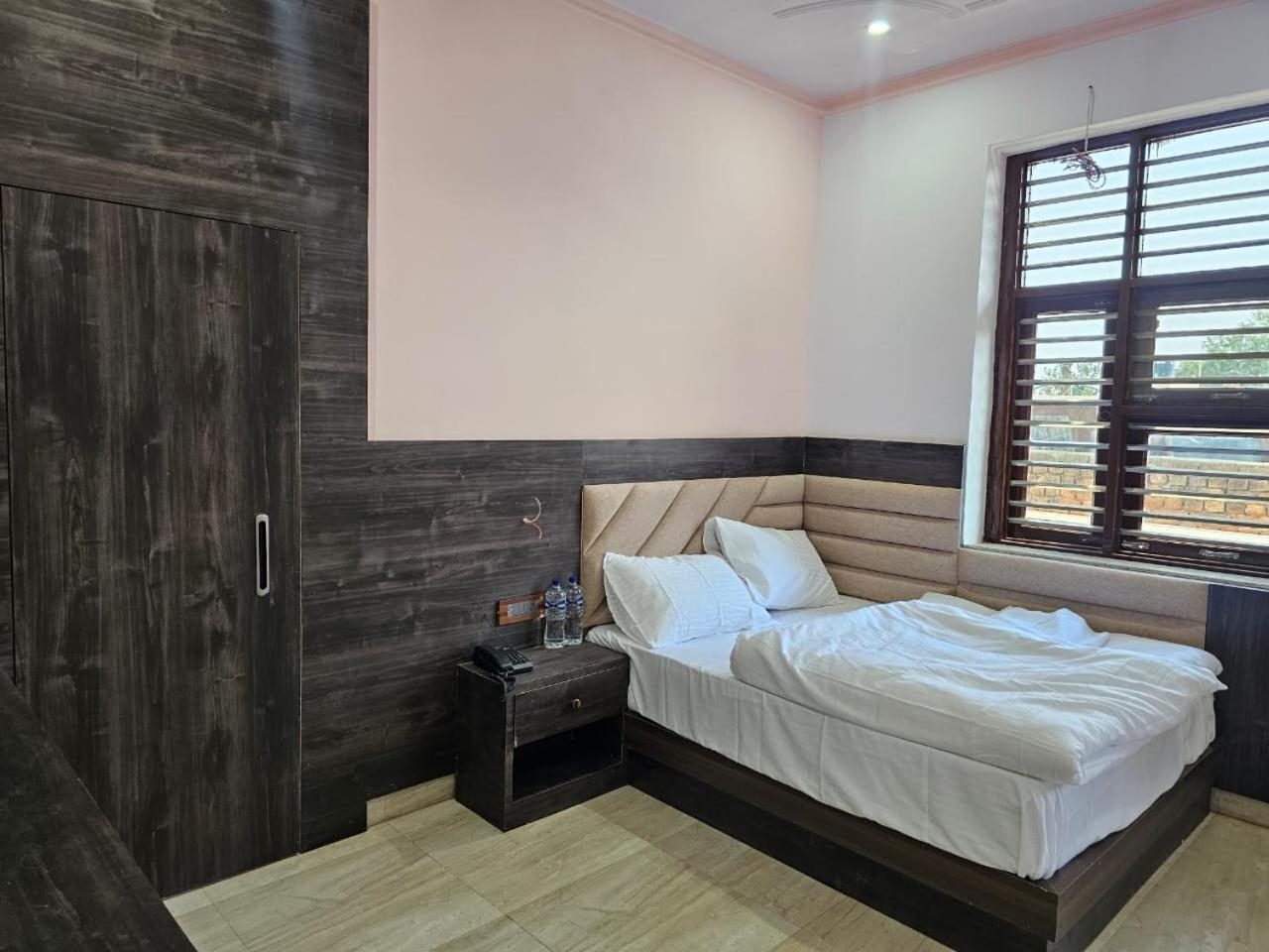 Shri Krishna Divine Dham Hotel Mathura Eksteriør billede