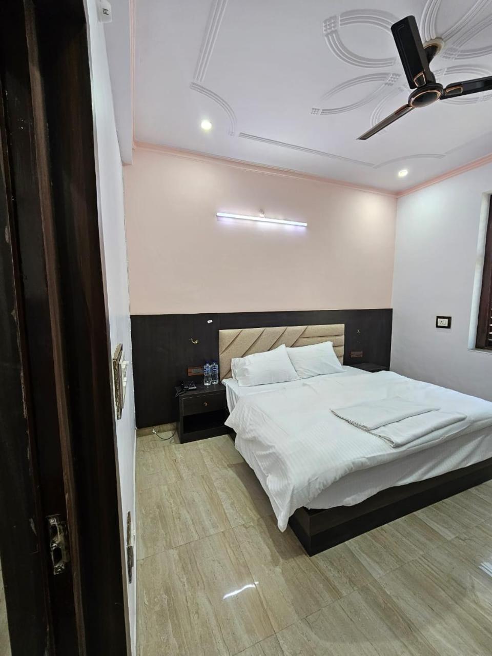 Shri Krishna Divine Dham Hotel Mathura Eksteriør billede