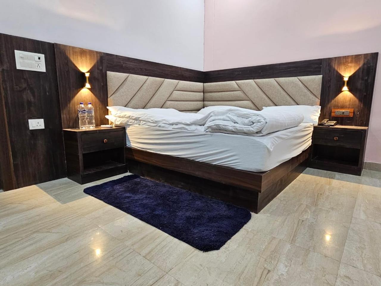 Shri Krishna Divine Dham Hotel Mathura Eksteriør billede