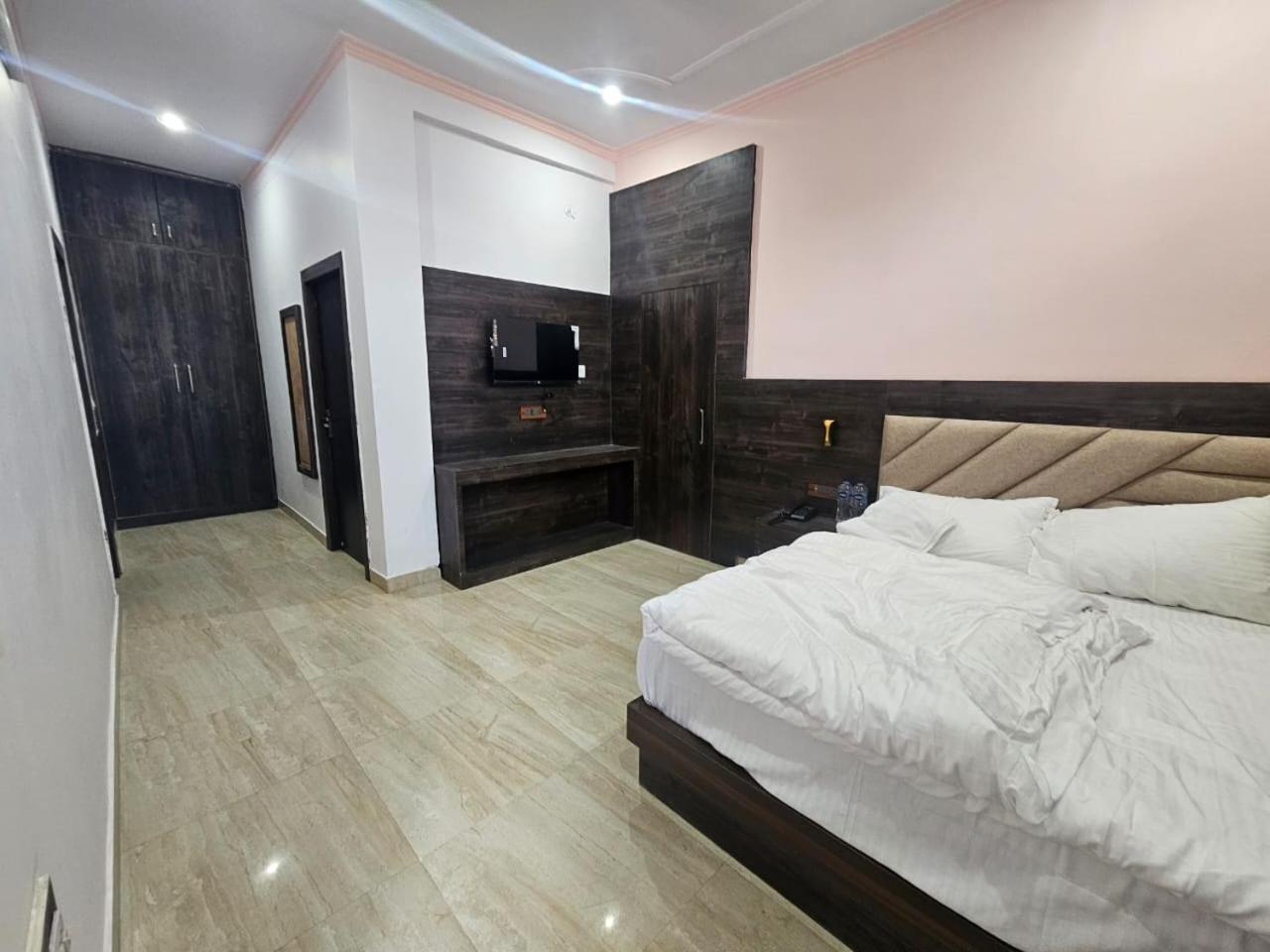 Shri Krishna Divine Dham Hotel Mathura Eksteriør billede