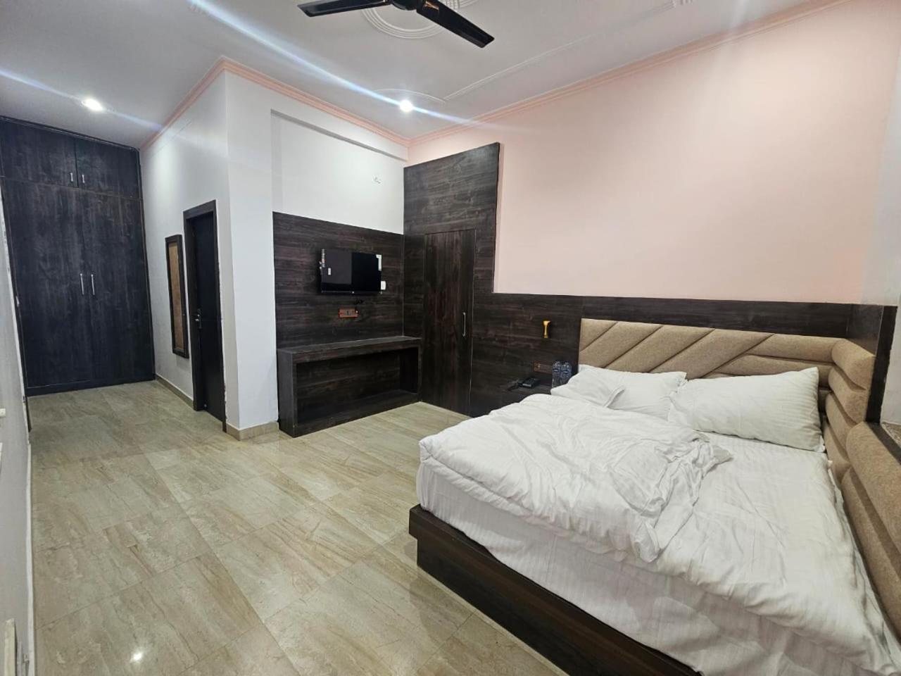 Shri Krishna Divine Dham Hotel Mathura Eksteriør billede