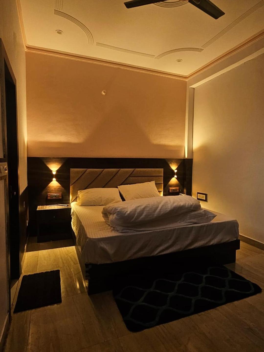 Shri Krishna Divine Dham Hotel Mathura Eksteriør billede