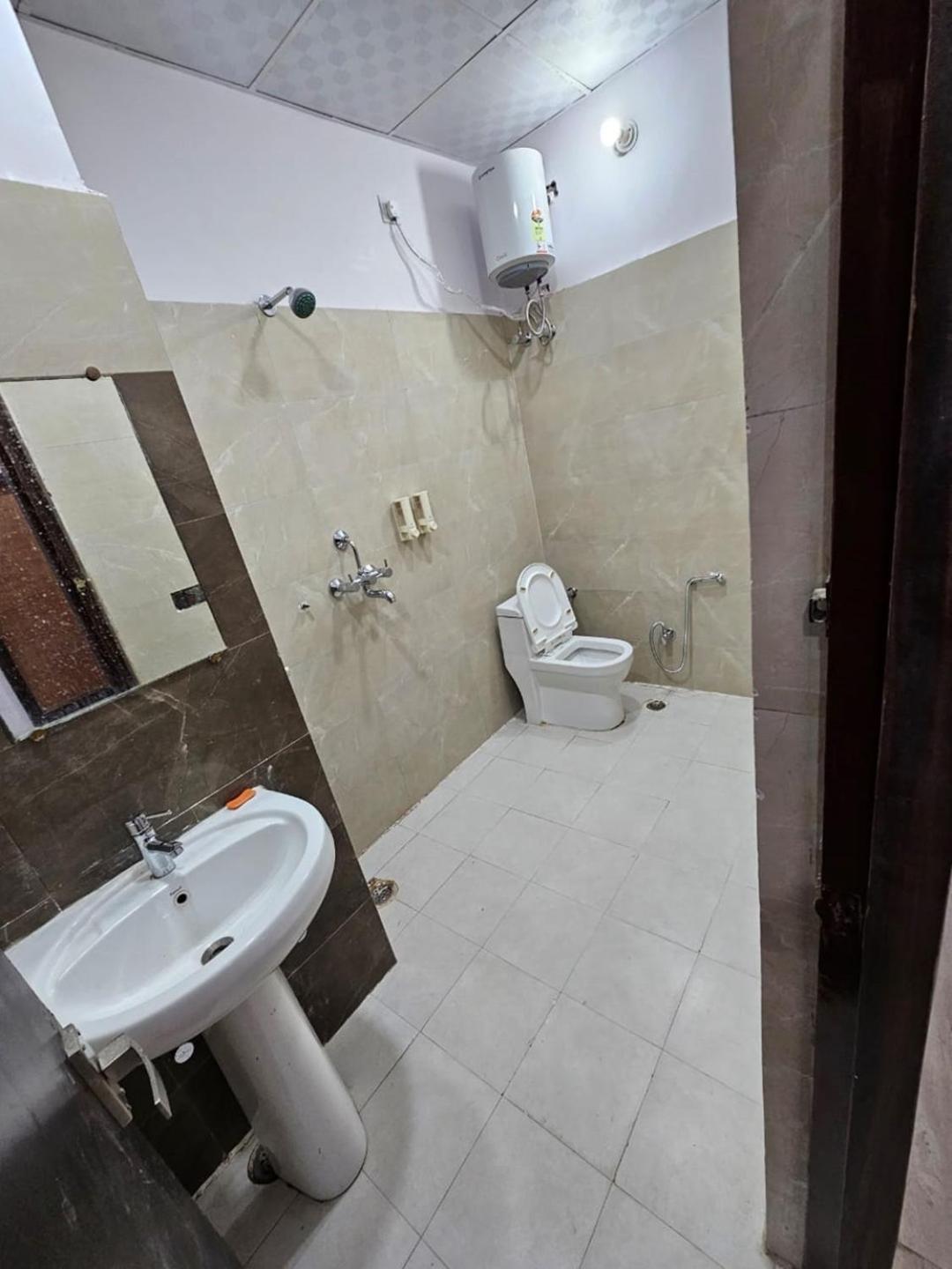 Shri Krishna Divine Dham Hotel Mathura Eksteriør billede