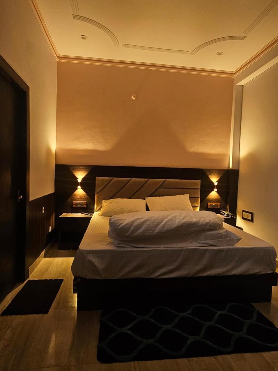 Shri Krishna Divine Dham Hotel Mathura Eksteriør billede