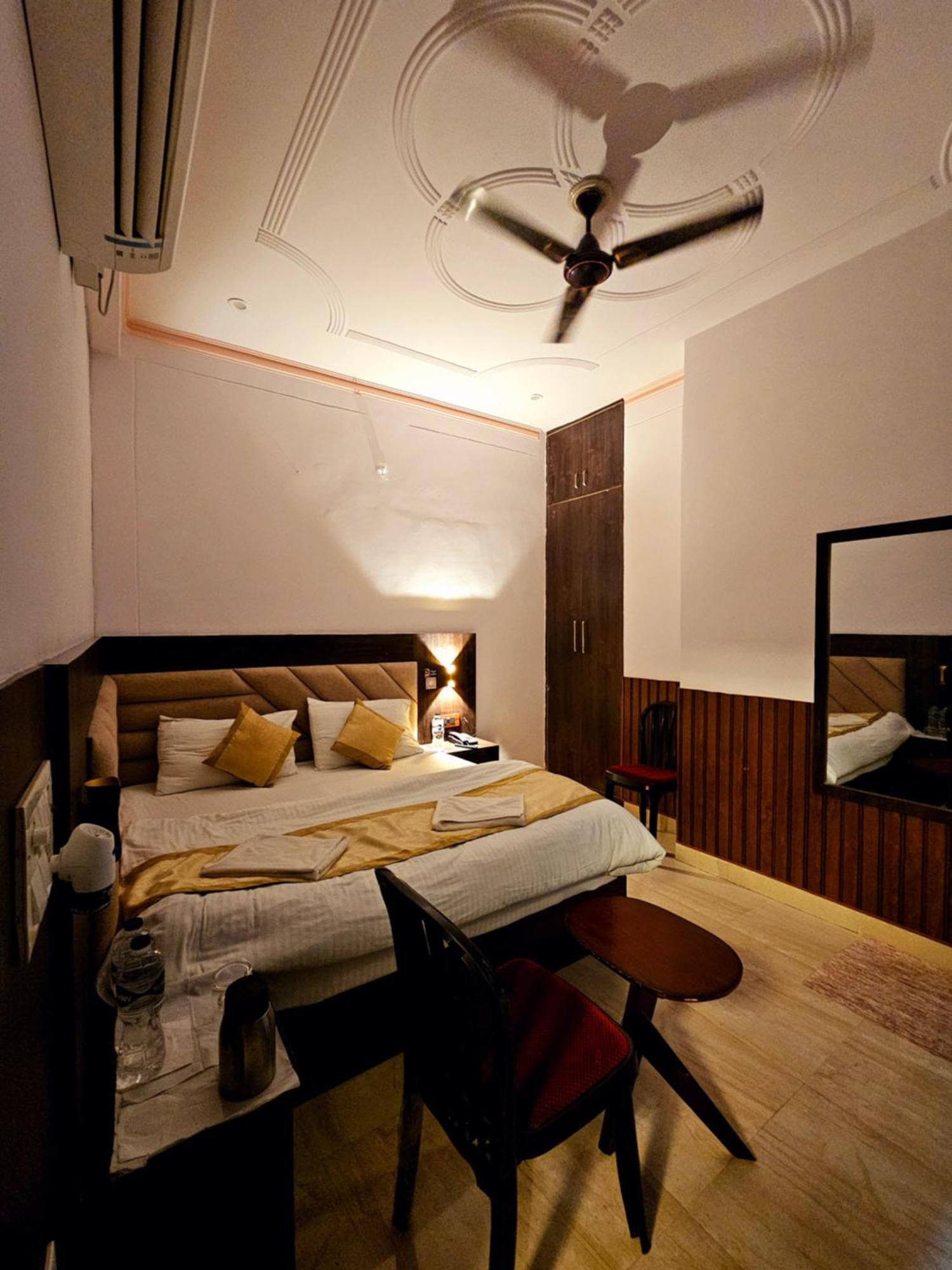 Shri Krishna Divine Dham Hotel Mathura Eksteriør billede