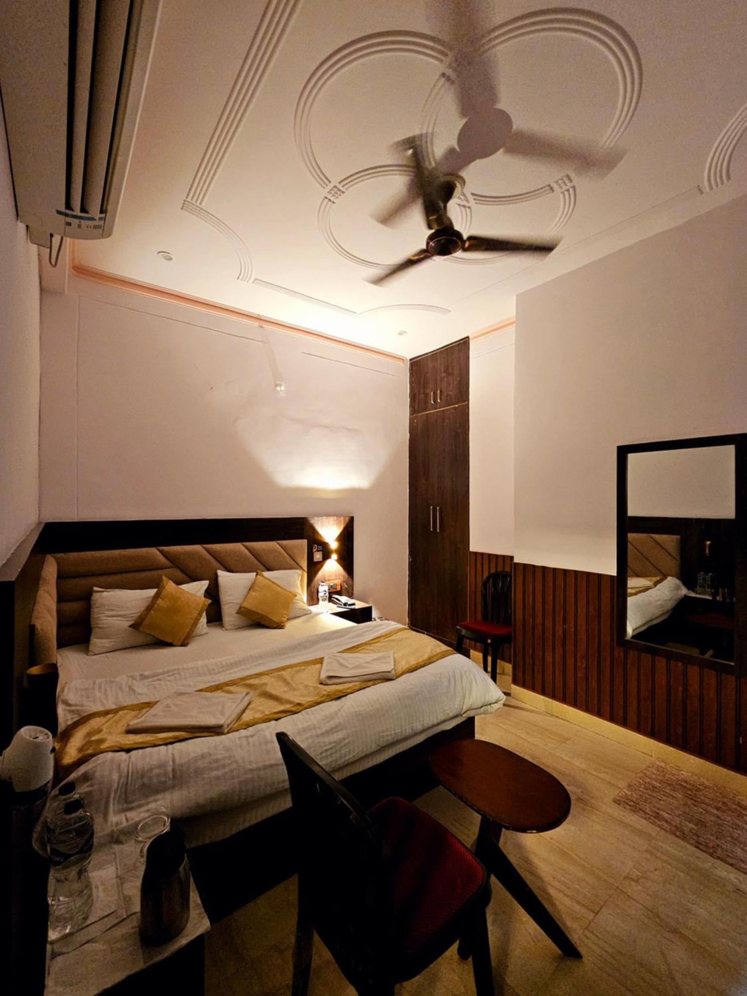 Shri Krishna Divine Dham Hotel Mathura Eksteriør billede