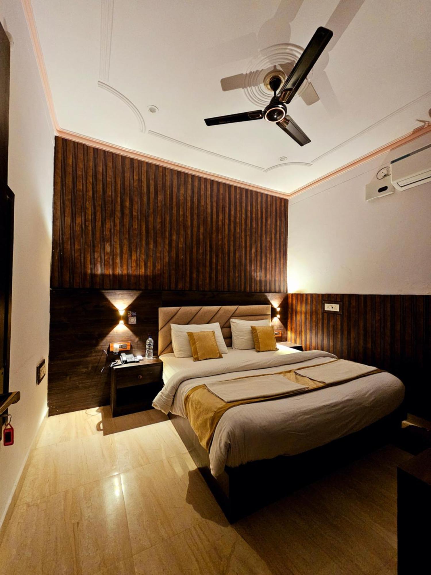Shri Krishna Divine Dham Hotel Mathura Eksteriør billede