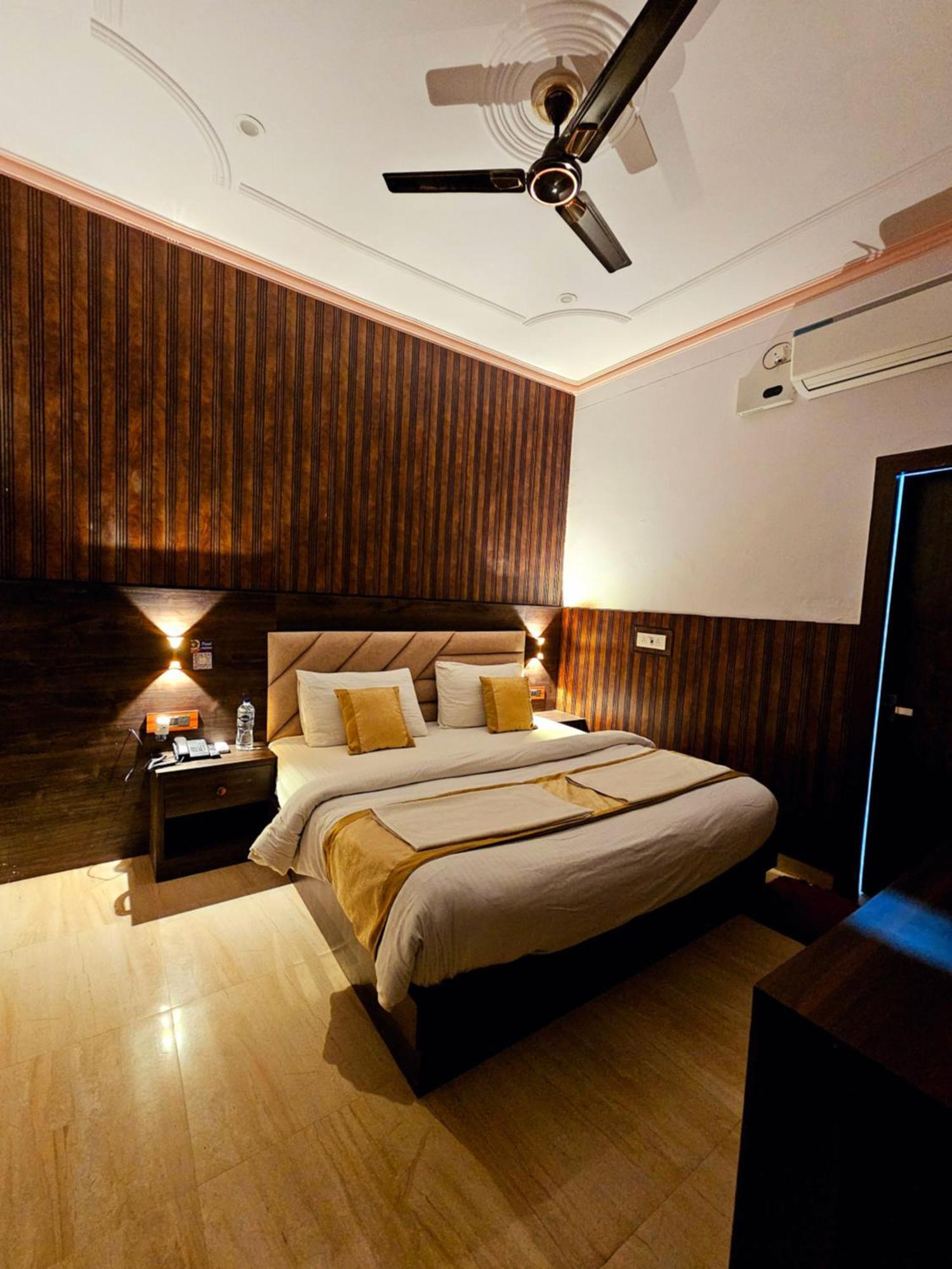 Shri Krishna Divine Dham Hotel Mathura Eksteriør billede