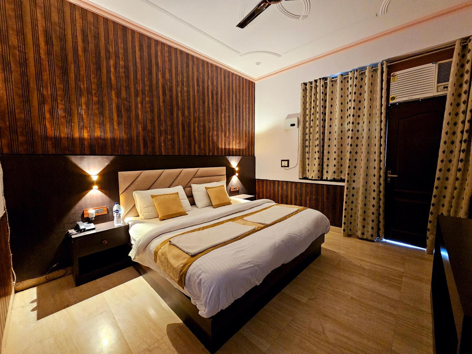 Shri Krishna Divine Dham Hotel Mathura Eksteriør billede