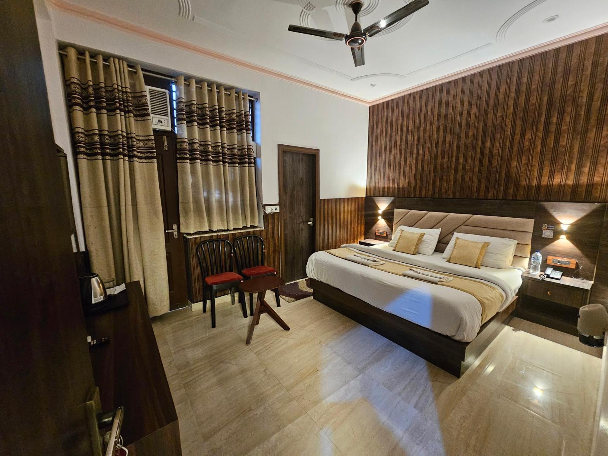 Shri Krishna Divine Dham Hotel Mathura Eksteriør billede