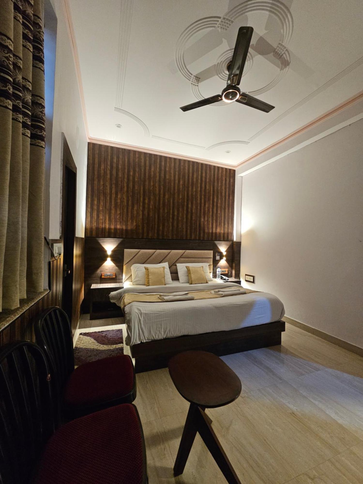 Shri Krishna Divine Dham Hotel Mathura Eksteriør billede