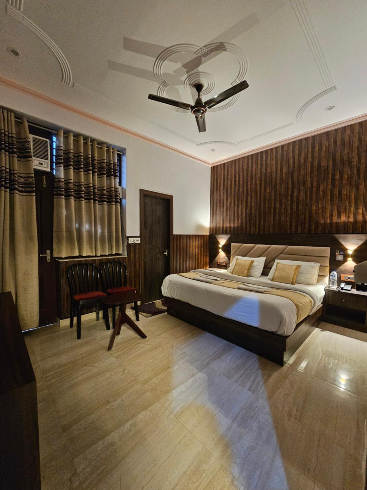 Shri Krishna Divine Dham Hotel Mathura Eksteriør billede