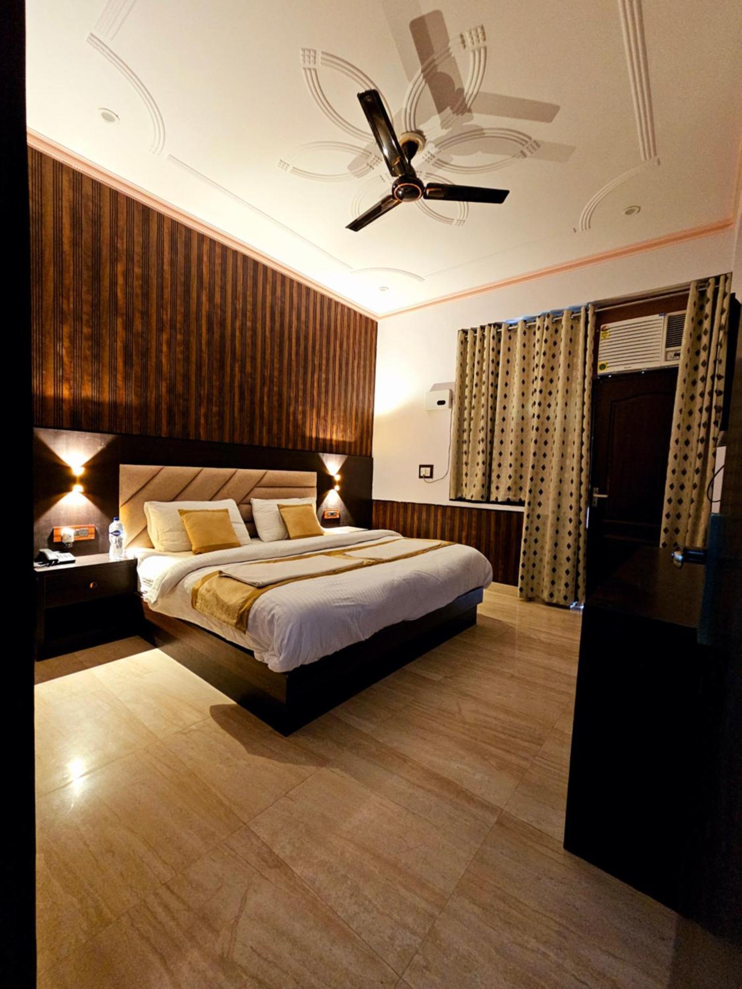 Shri Krishna Divine Dham Hotel Mathura Eksteriør billede