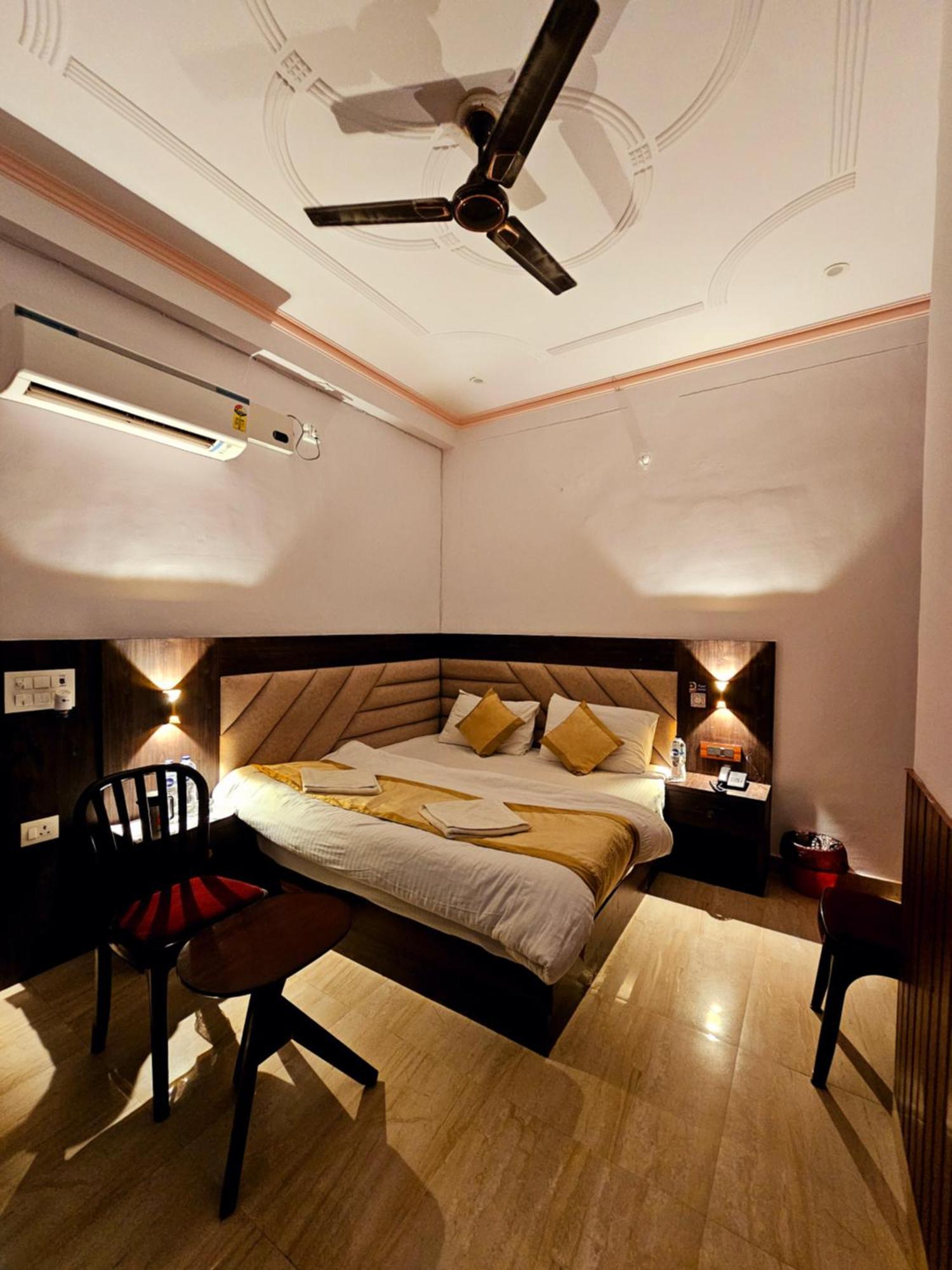 Shri Krishna Divine Dham Hotel Mathura Eksteriør billede