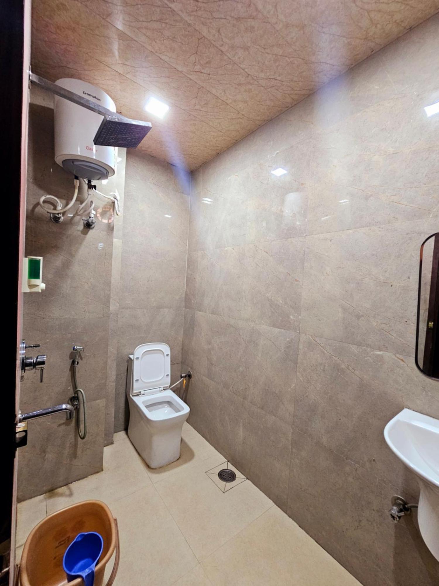 Shri Krishna Divine Dham Hotel Mathura Eksteriør billede