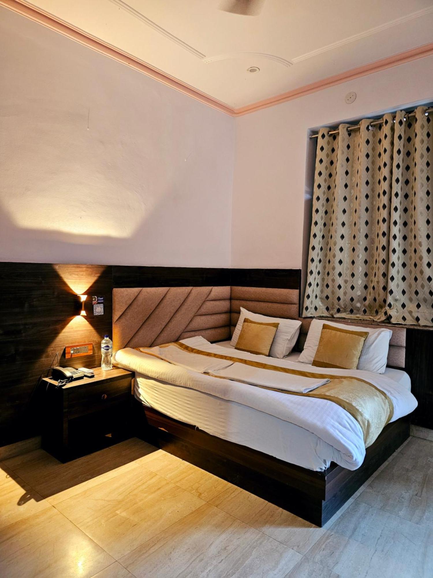 Shri Krishna Divine Dham Hotel Mathura Eksteriør billede